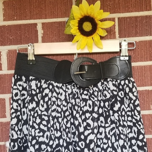 Black and white skirt - Picture 3 of 5